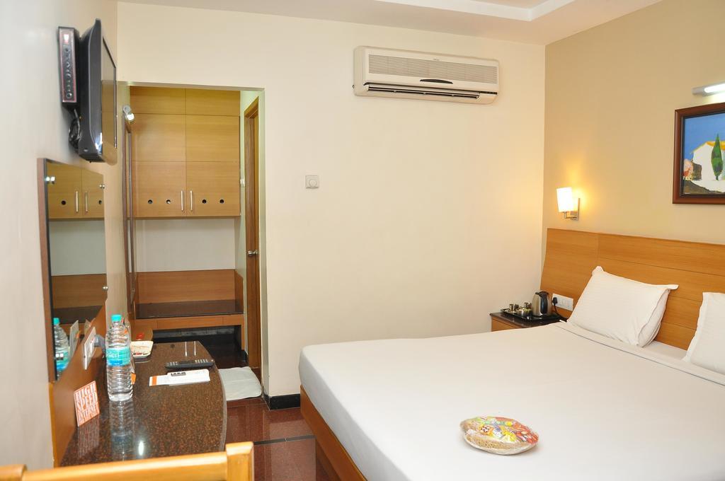 Malles Manotaa Chennai Exterior foto