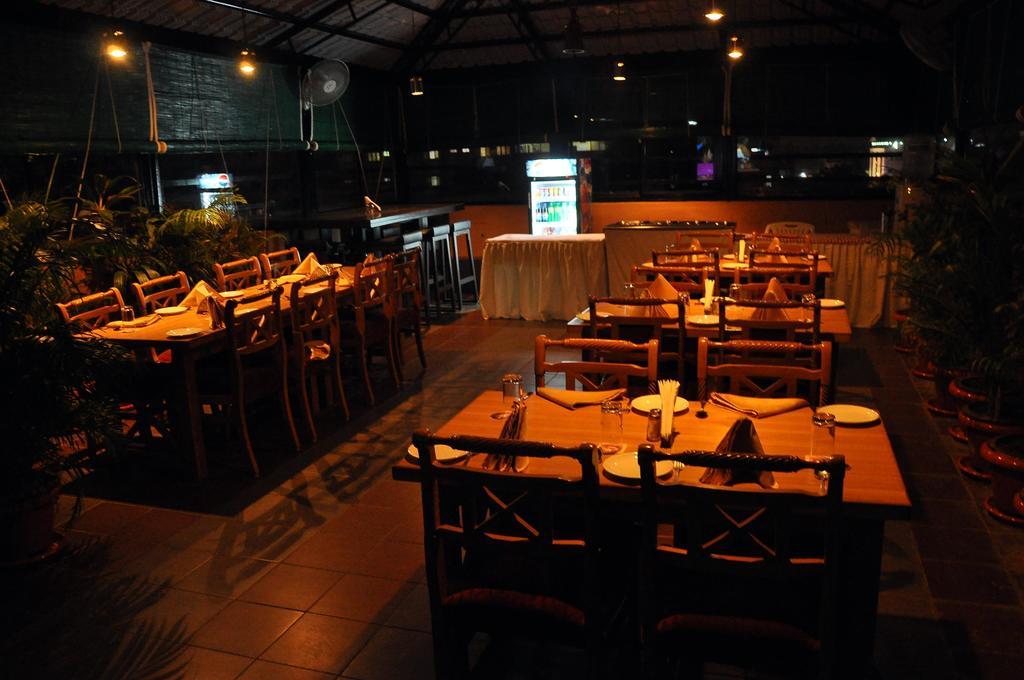 Malles Manotaa Chennai Exterior foto